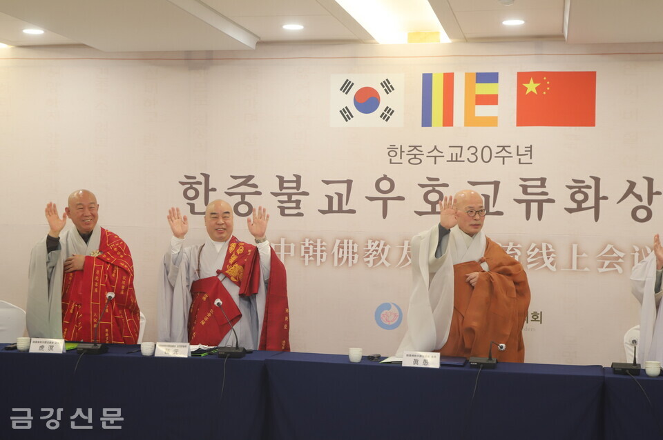 손을 흔들며 중국불교협회 스님들과 작별인사를 하고 있는 총무원장 무원 스님.
