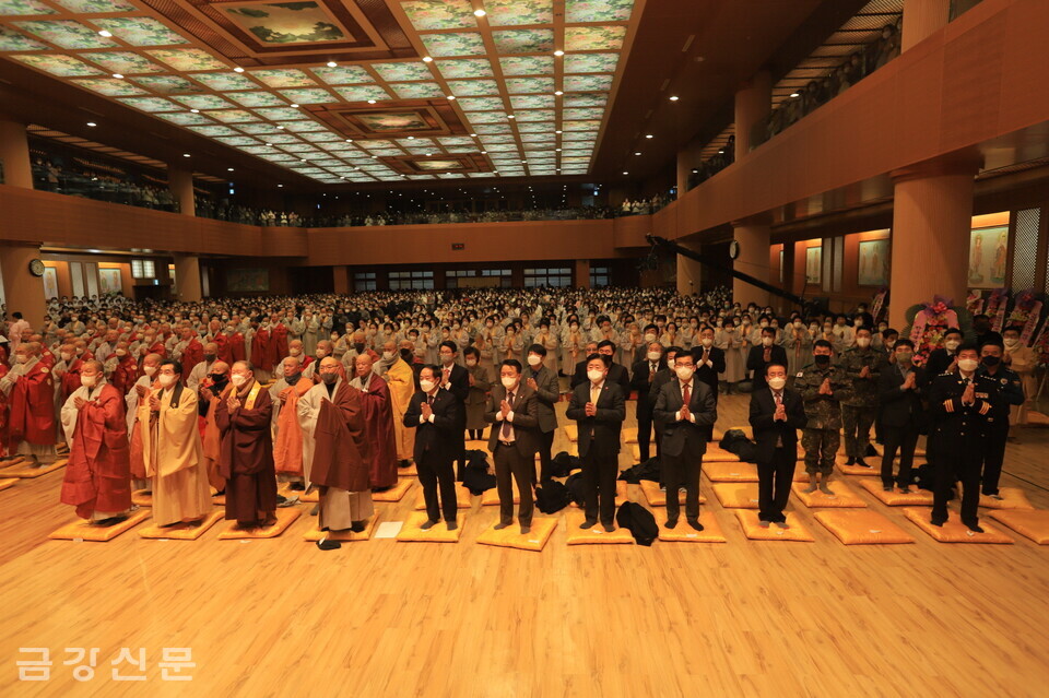 한국불교종단협의회 소속 종단 스님들과 정·관계 인사 등이 삼귀의례를 하고 있다.