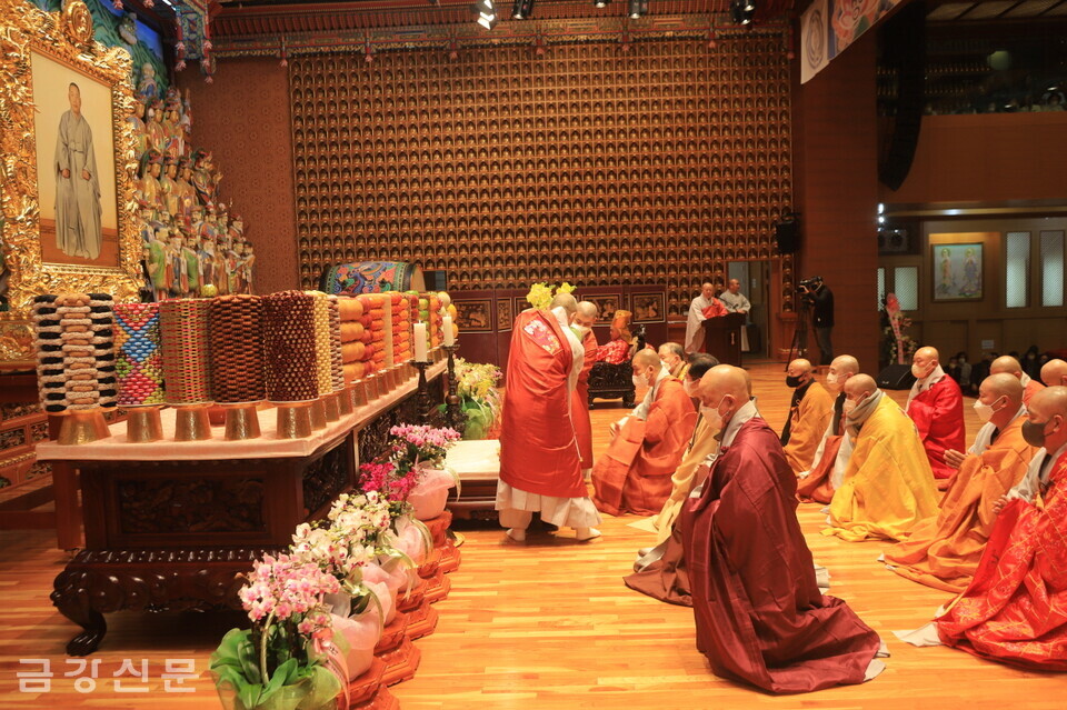 한국불교종단협의회 소속 종단 스님들이 헌향·헌화하고 있다.
