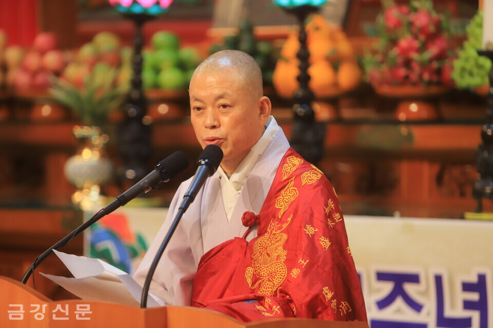 종의회의장 세운 스님이 기념사를 하고 있다.
