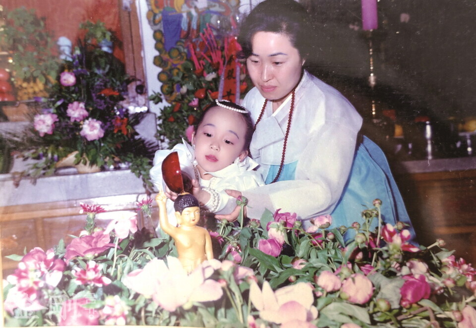 부처님오신날을 맞아 법당에서 관불의식을 하는 장소영과 어머니.