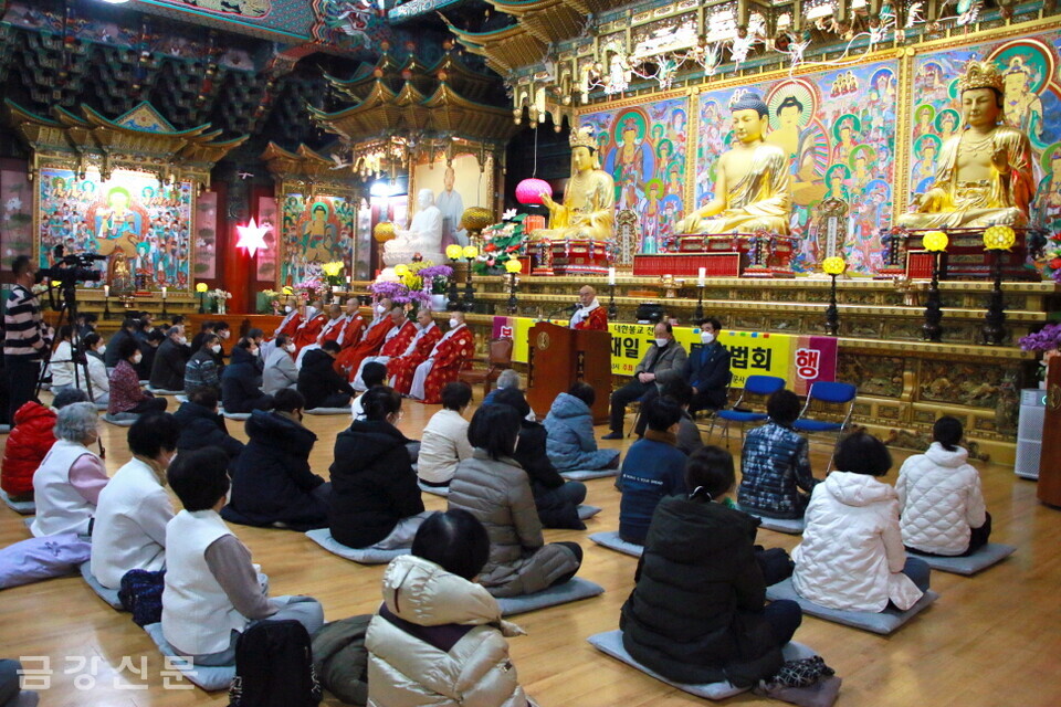 천태종 서울 관문사는 부처님 성도절을 하루 앞둔 12월 29일 오후 10시 경내 7층 대불보전에서 ‘부처님 성도절 기념 특별법회’를 봉행하고, 부처님 정각의 의미를 가슴에 되새겼다.