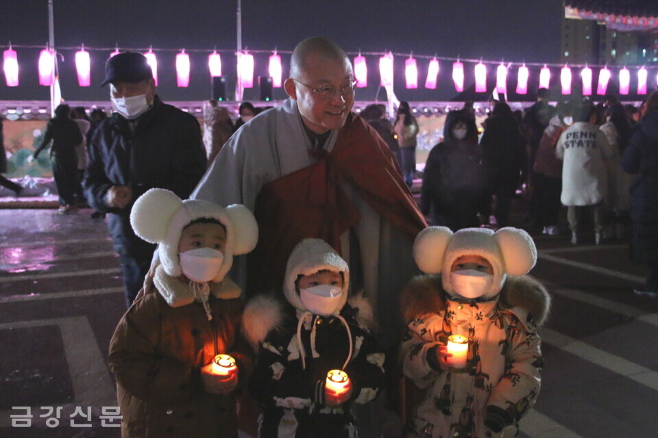 소원 촛불을 든 어린이 불자들을 격려하는 도웅 스님.