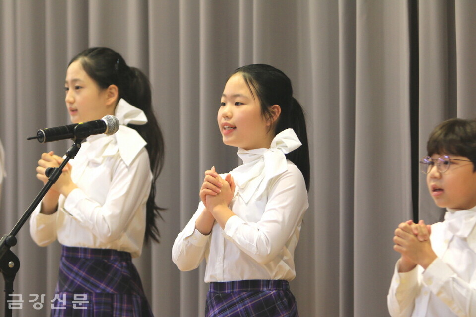 관음 어린이합창단은 고향의 봄과 알콩달콩 우리우정 공연을 펼치며 관객들의 흥을 돋웠다. 