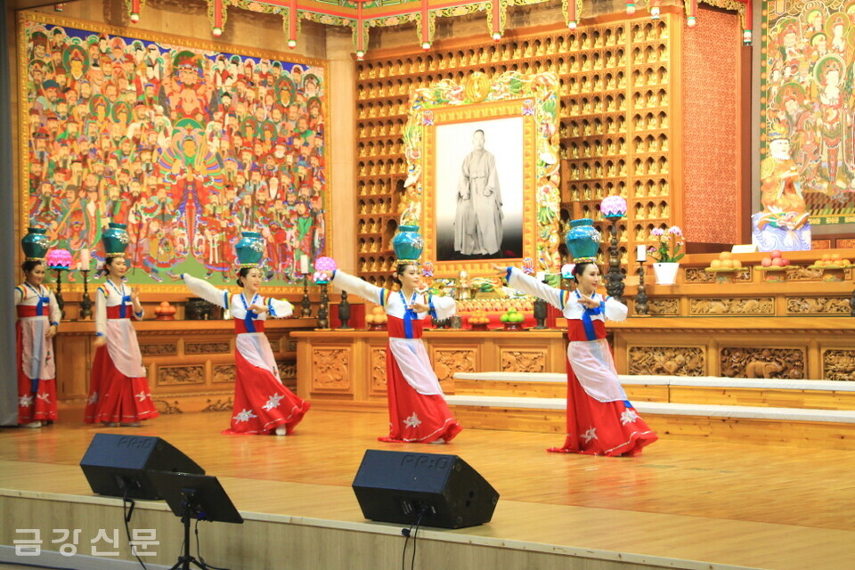 이날 북한 예술단은 고향의 봄, 물동이 춤 등 다채로운 무용을 선보였다. 