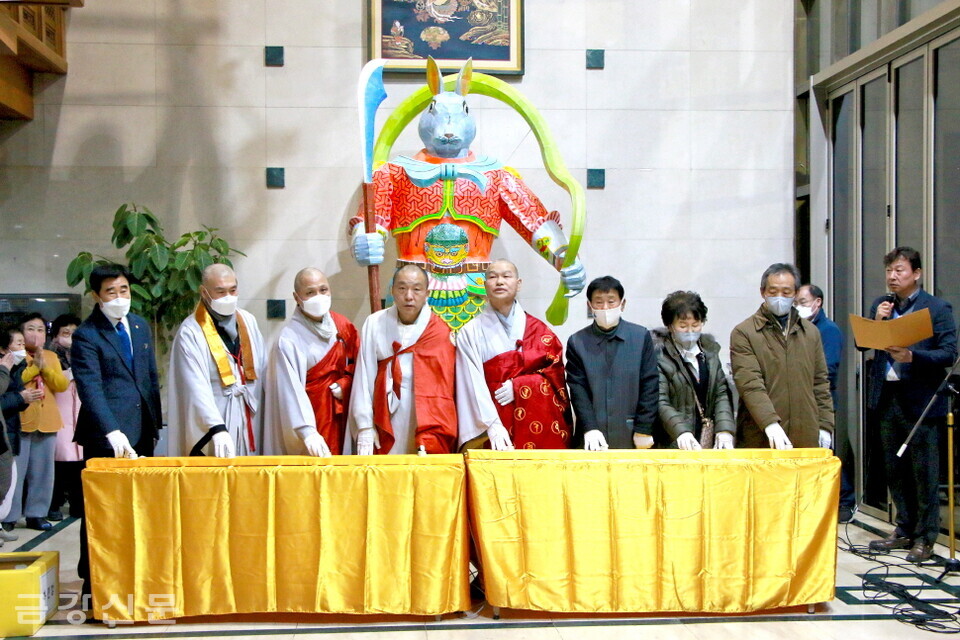 천태종 서울 관문사는 12월 31일 경내 로비에서 ‘계묘년 신장등 점등식’을 봉행하고, 토끼 신장등에 불을 밝히며 부처님의 자비광명이 온 누리에 퍼지길 서원했다.