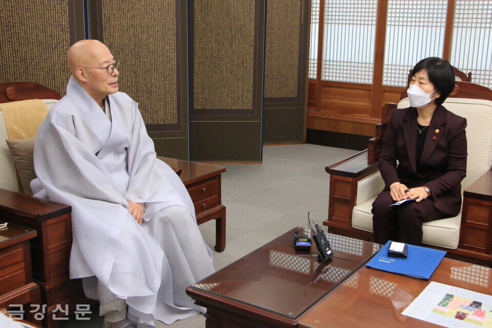 조계종총무원장 진우 스님이 1월 12일 한국불교역사문화기념관 접견실에서 한화진 환경부장관의 예방을 받고 있다.
