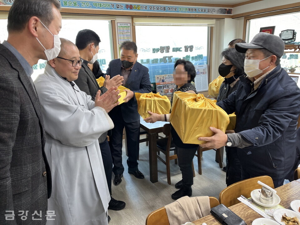 천태종 총무부 도운 스님이 북한이탈주민에게 마음을 담은 설 선물을 전달하고 있다.