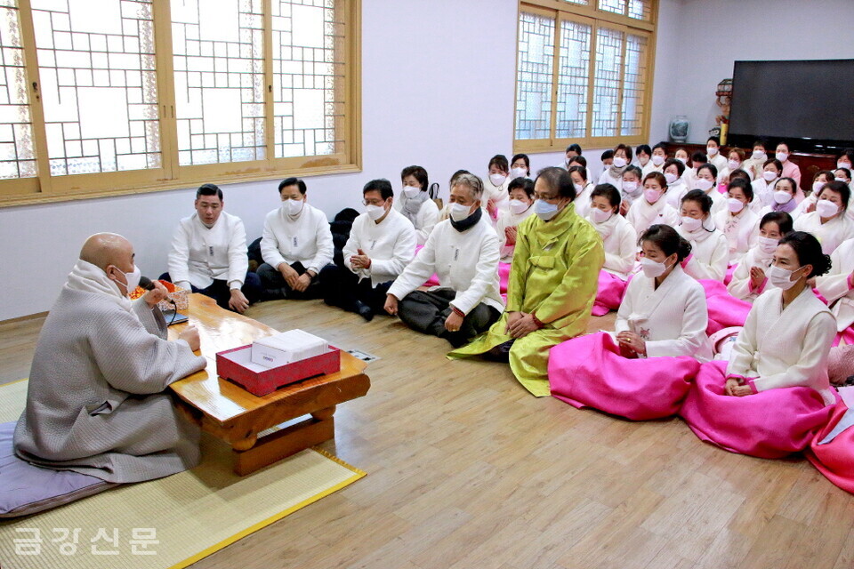 총무원장 무원 스님이 신도들에게 새해 덕담을 들려주고 있다.