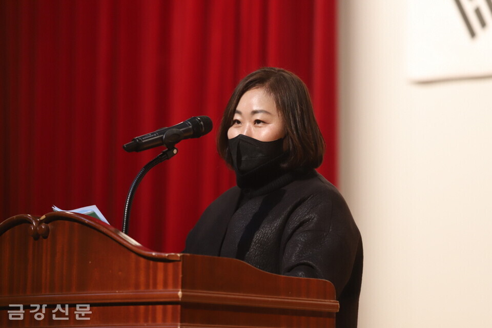 김근형 ㈜위대한경영 회원이 허소미 ㈜위대한경영 대표의 축사를 대독하고 있다. 