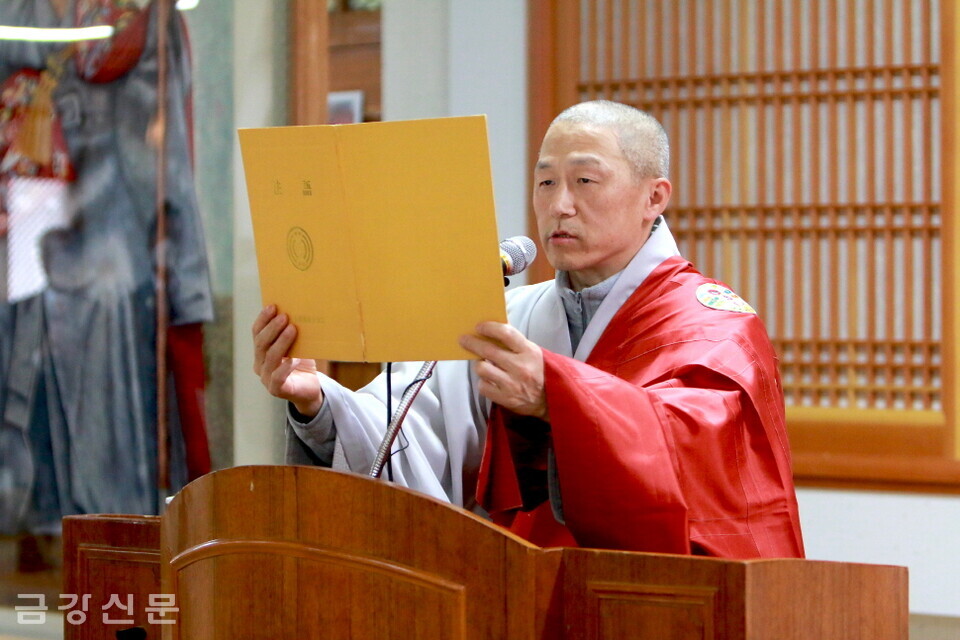 포교국장 광일 스님이 상월원각대조사 법어를 봉독하고 있다.