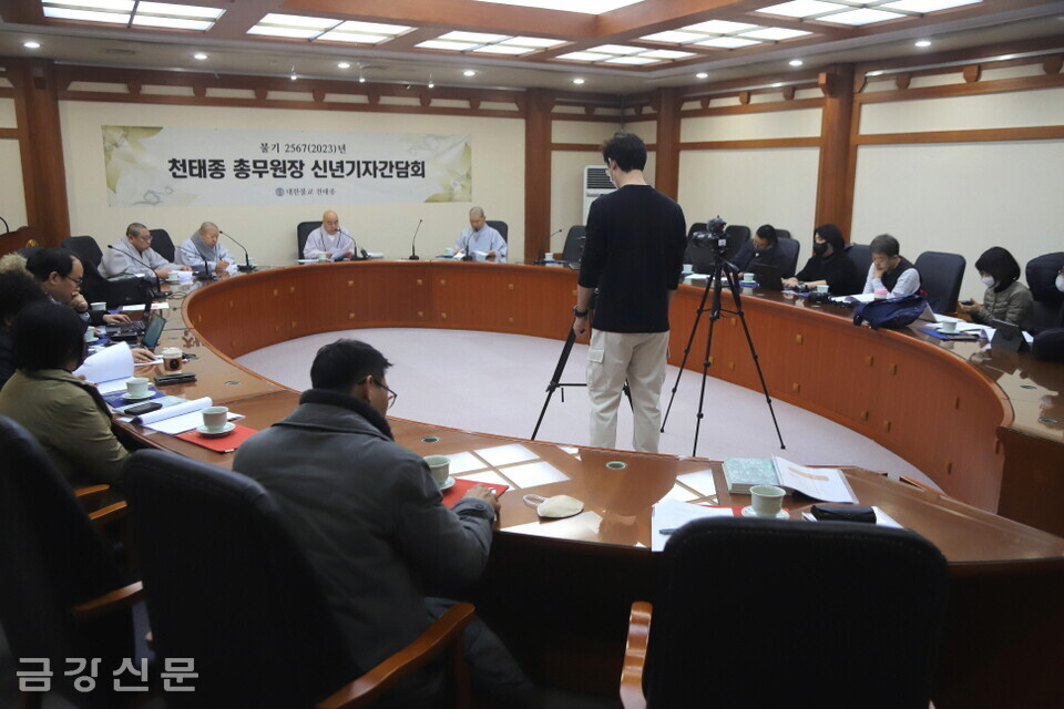 총무원장 무원 스님이 같은 날 오후 4시  서울 관문사에서 열린 불교계 언론사 기자들과의 신년간담회에서 인사말을 하고 있다.