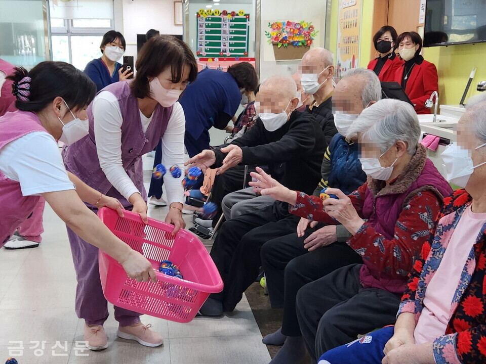 성문노인요양원 입소 어르신들이 콩주머니 던지기를 즐기고 있다. 
