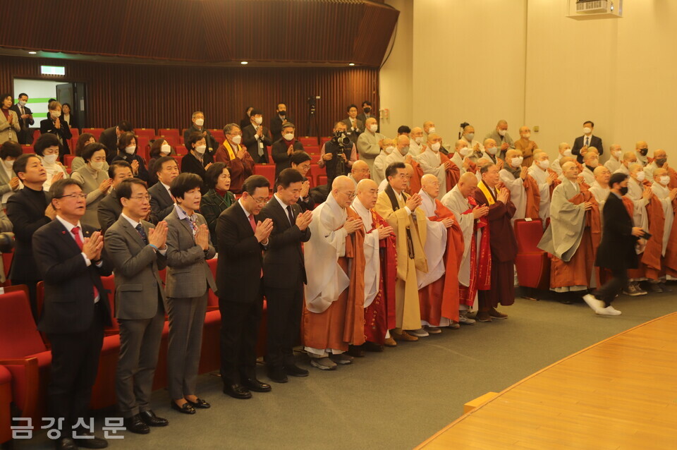 국회정각회 신년법회에 참석한 사부대중이 삼귀의례를 하고 있다.