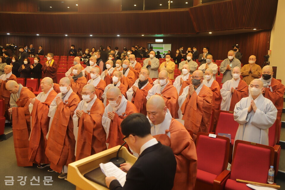 종단협 회원 종단 스님들이 반야심경을 봉독하고 있다.