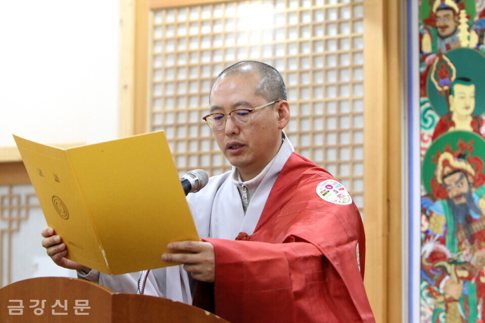 교무국장 진성 스님이 상월원각대조사 법어를 봉독하고 있다.