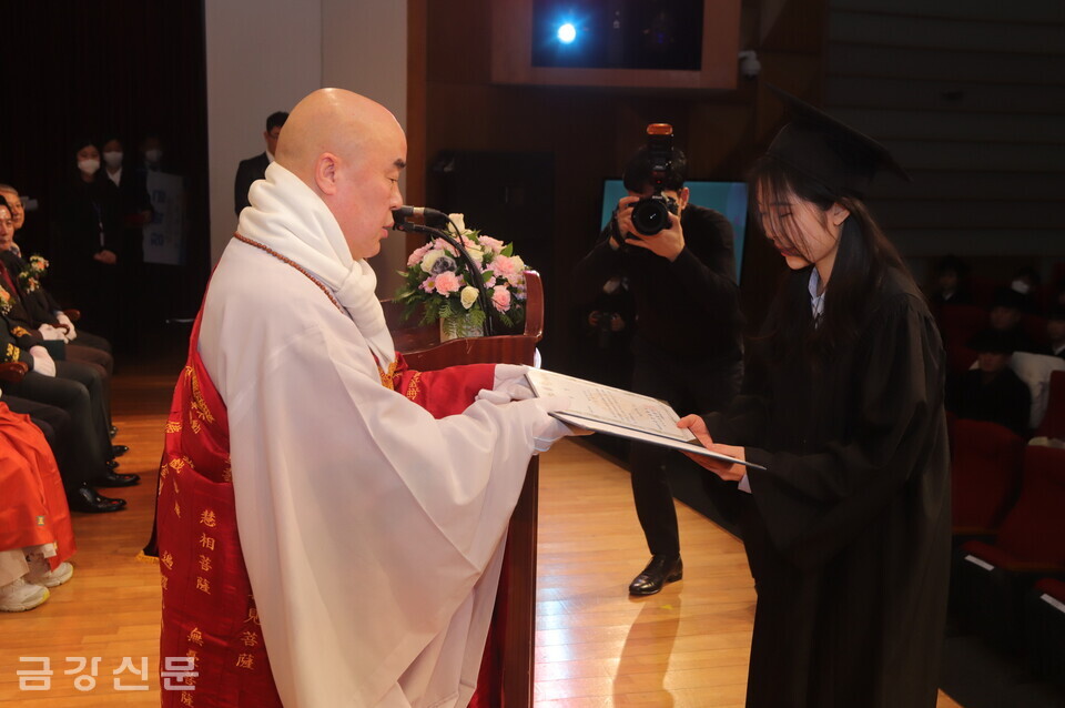 총무원장 무원 스님이 학사 졸업생 중 차석을 차지한 우은진 씨에게 부이사장상을 수여하고 있다.