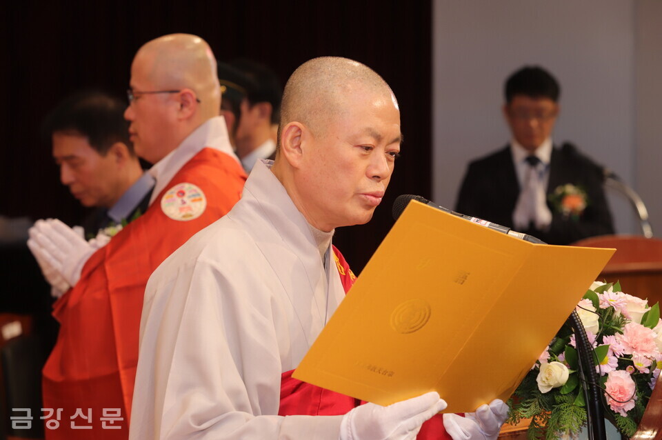 금강대학교 이사인 종의회의장 세운 스님이 상월원각대조사 법어를 봉독하고 있다.