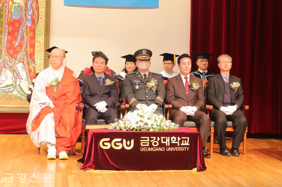 금강대 총장 직무대행 거성 스님과 학위 수여식에 참석한 내빈들.