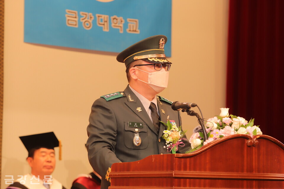 김경철 대령이 이용환 육군훈련소장의 축사를 대독하고 있다.