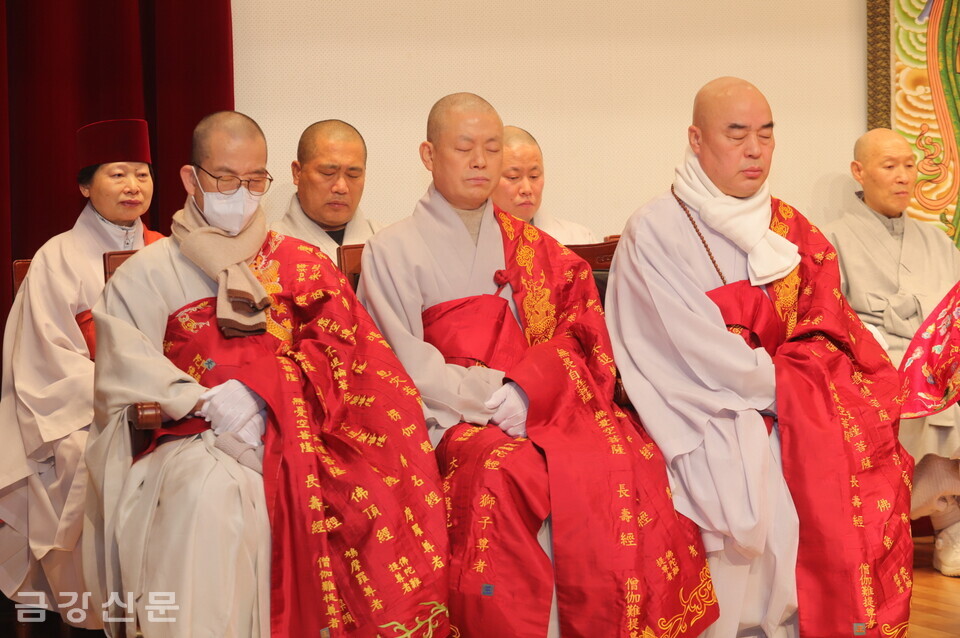 금강대 2022년 전기 학위수여식에 참석한 총무원장 무원 스님을 비롯한 종단 스님들.