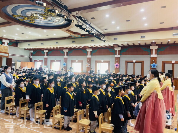 이날 졸업식에는 104명의 졸업생이 참석했다.