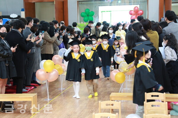 졸업생들이 강당으로 입장하고 있다.