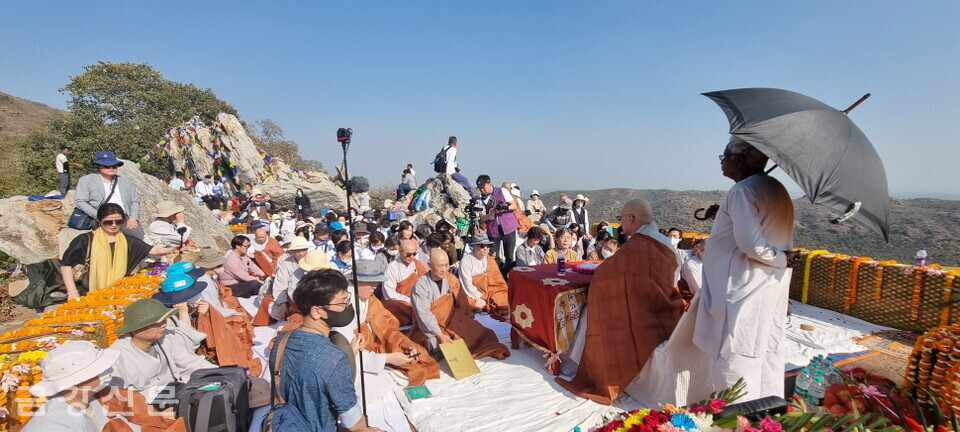조계종 총무원장 진우 스님이 2월 22일 부처님이 1250명의 비구 제자에게 법화경을 설했던 인도 영축산에서 특별법회를 하고있다. 