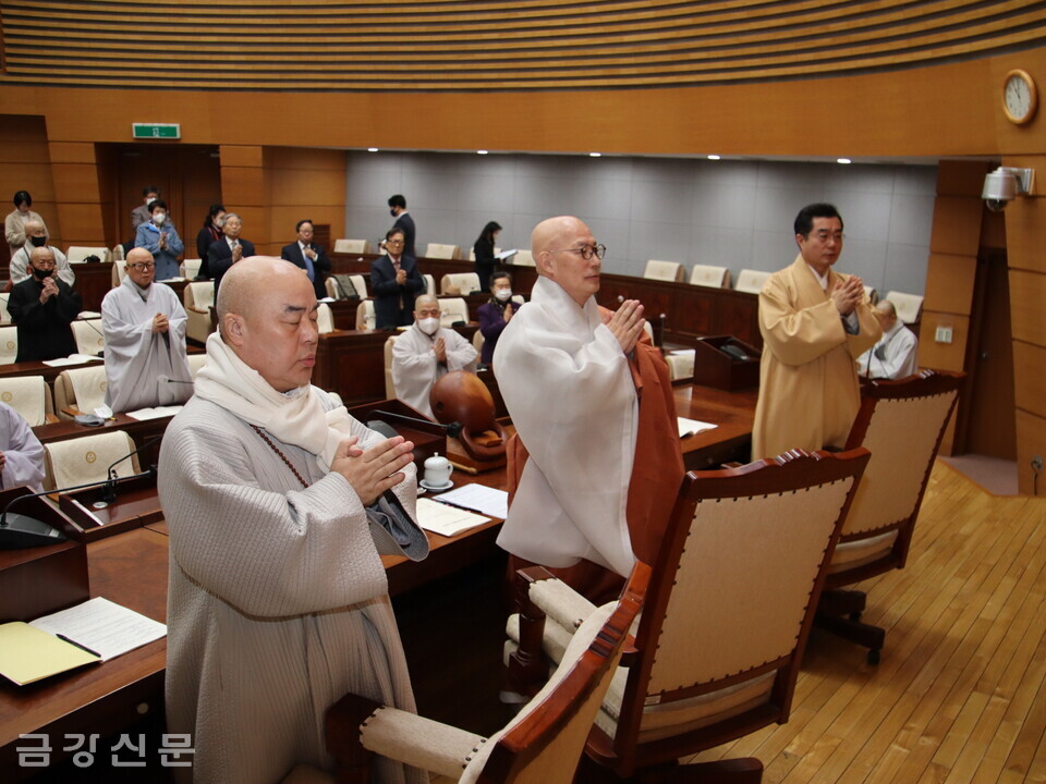 한일불교문화교류협의회장 진우 스님(가운데)과 부회장 무원 스님(왼쪽 첫 번째)이 정기총회에 앞서 삼귀의례를 하고 있다.