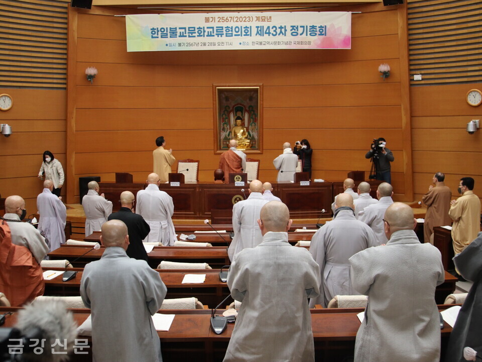 한일불교문화교류협의회 이사들이 반야심경을 봉독하고 있다.