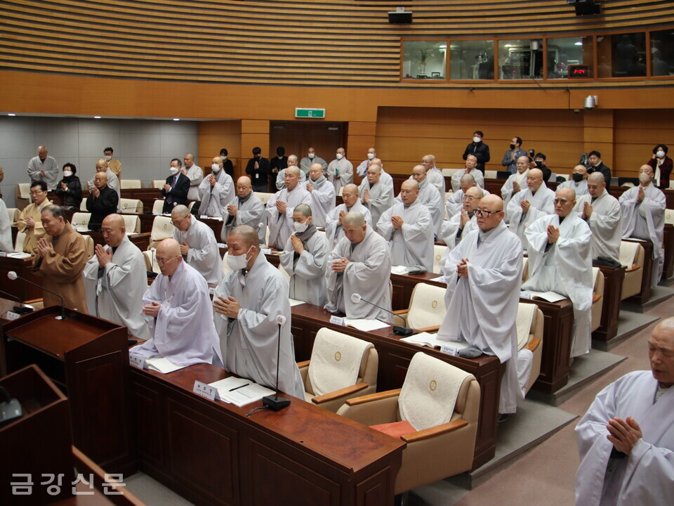 한국불교종단협의회 스님들이 삼귀의례를 하고 있다.
