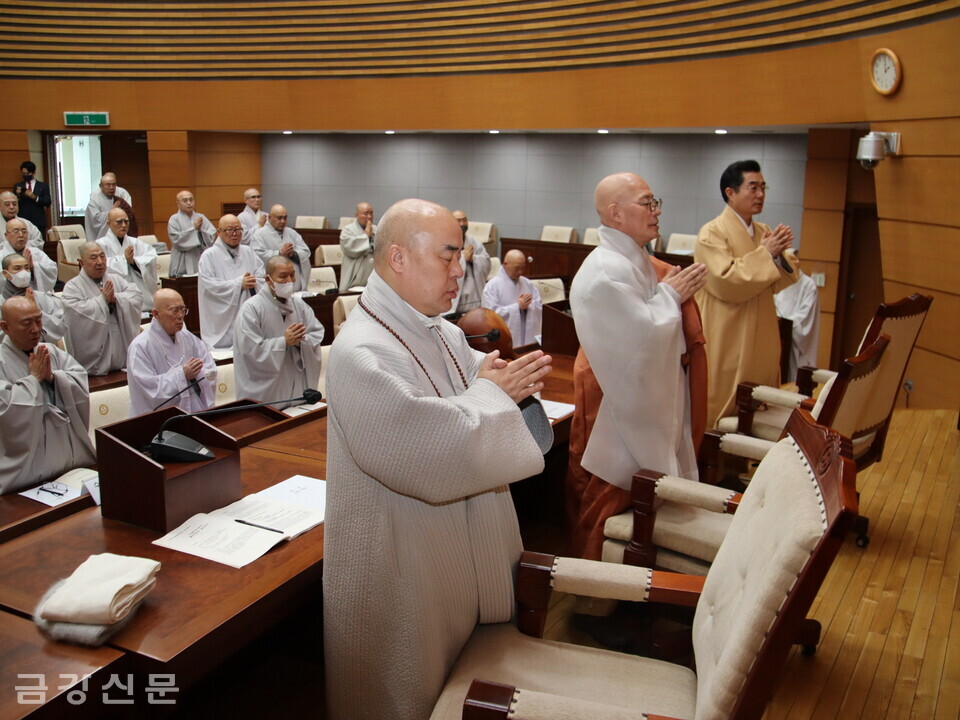 한국불교종단협의회 회장단과 이사 스님들이 반야심경을 봉독하고 있다.