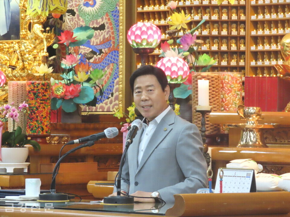 김정기 원흥사 신도회장은 “한국불교와 종단발전에 큰 동력을 주는 신입생이 되길 바란다.”고 당부했다.