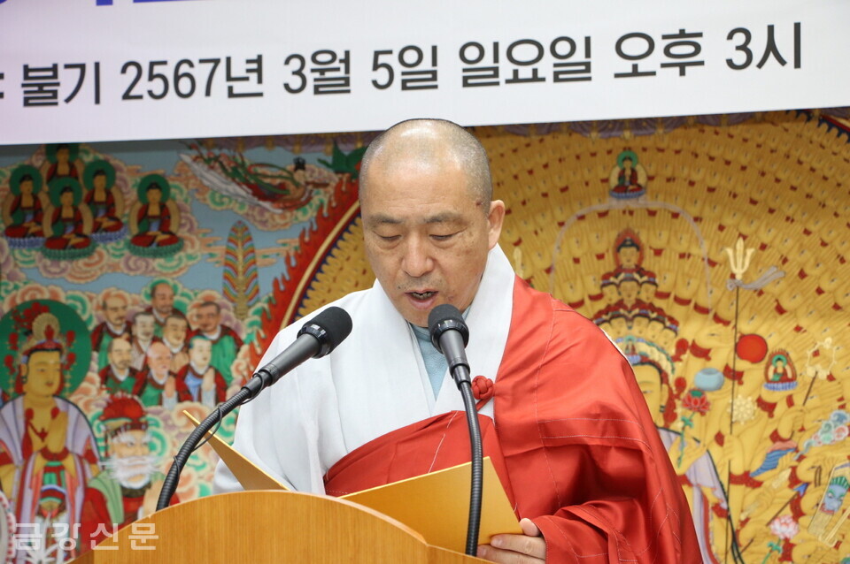 관문사 교무 도각 스님이 상월원각대조사 법어 봉독을 하고 있다.