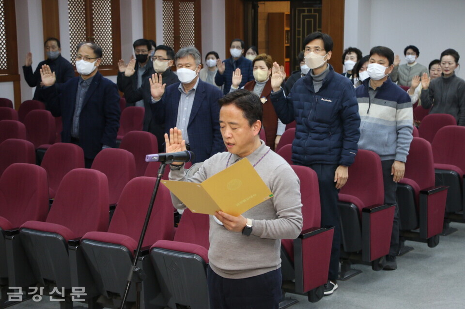 김한태 신입생 대표가 선서를 하고 있다.