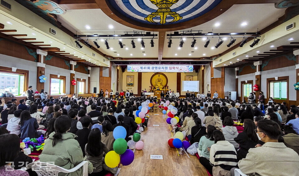 부산 광명유치원은 3월 10일 오전 10시 30분 원내 3층 강당에서 ‘제41회 광명유치원 입학식’을 개최했다.