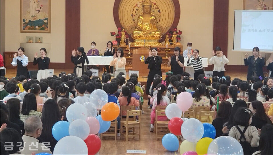 광명유치원 교직원들이 신입생을 환영하는 율동을 선보이고 있다.