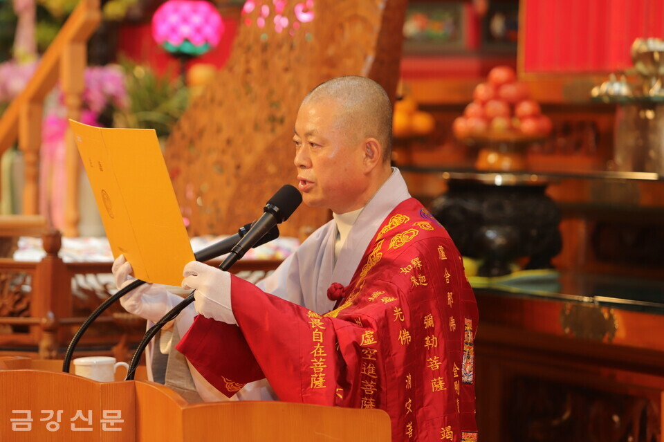 종의회의장 세운 스님이 상월원각대조사 법어를 봉독하고 있다.