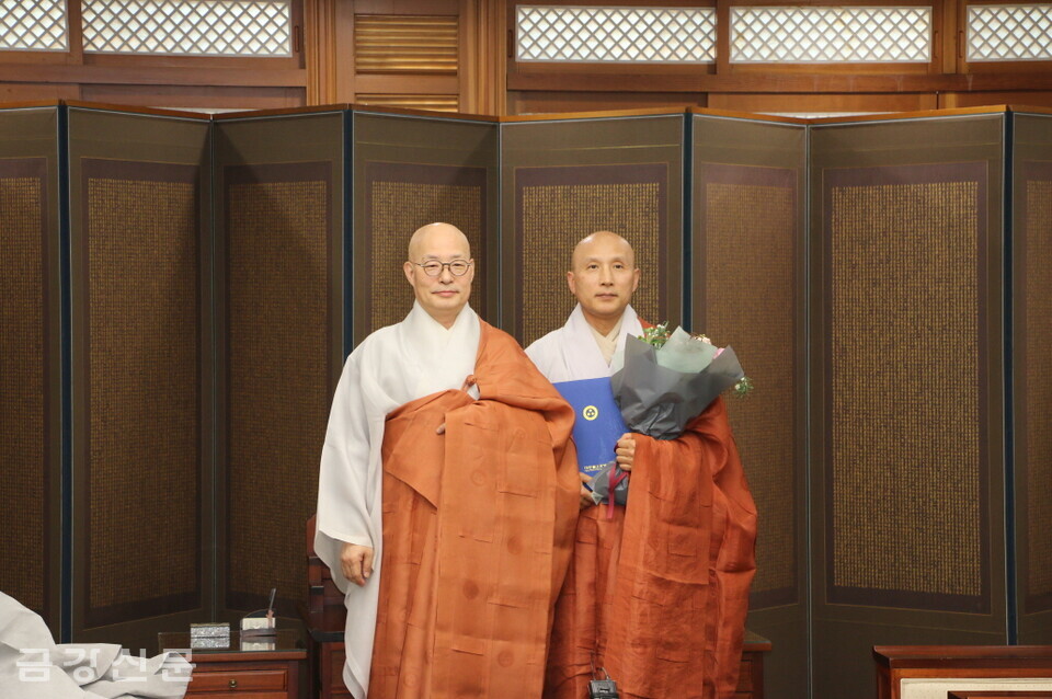 조계종총무원장 진우 스님은 3월 31일 오전 9시 10분 한국불교역사문화기념관 4층 접견실에서 현덕 스님에게 통도사 주지 임명장을 전달했다.