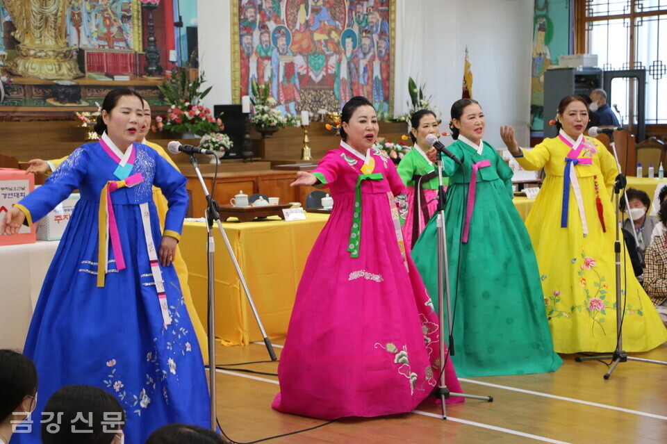 전통국악회원들이 공연하고 있다.