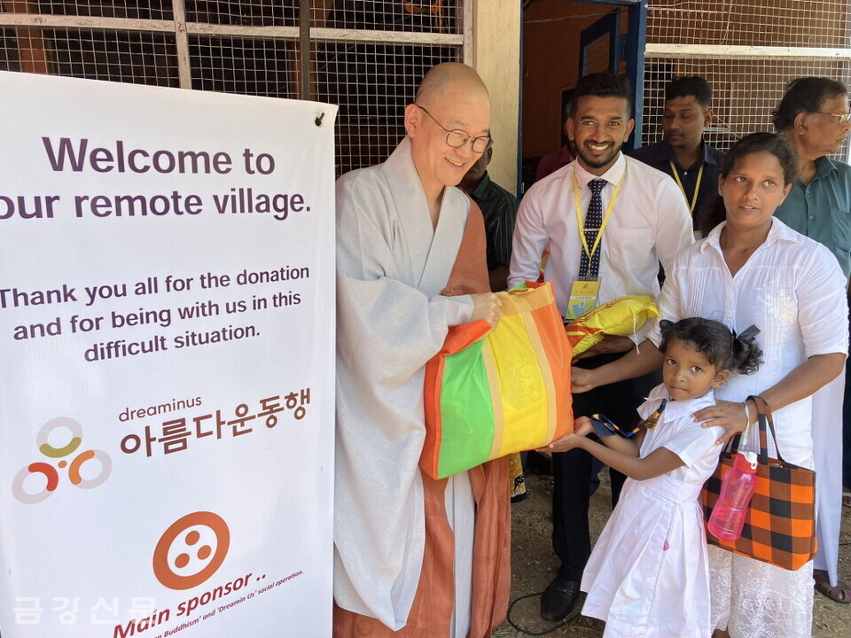 (재)아름다운동행은 4월 11~12일 스리랑카를 방문하고, 저소득 가정 800가구에 식료품 키트를 전달했다. 