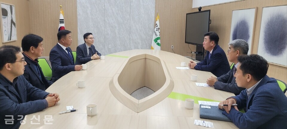 전달식 후 이범석 청주시장과 김재선 명장사 신도회장이 이야기를 나누고 있다. 