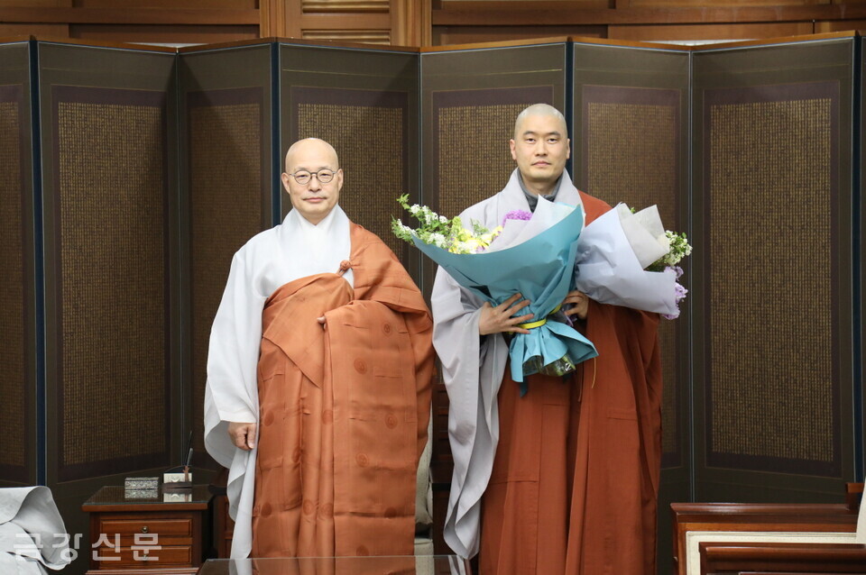 조계종총무원장 진우 스님은 4월 26일 오전 9시 30분 한국불교역사문화기념관 4층 접견실에서 혜원 스님에게 봉국사 주지 임명장을 전달했다.