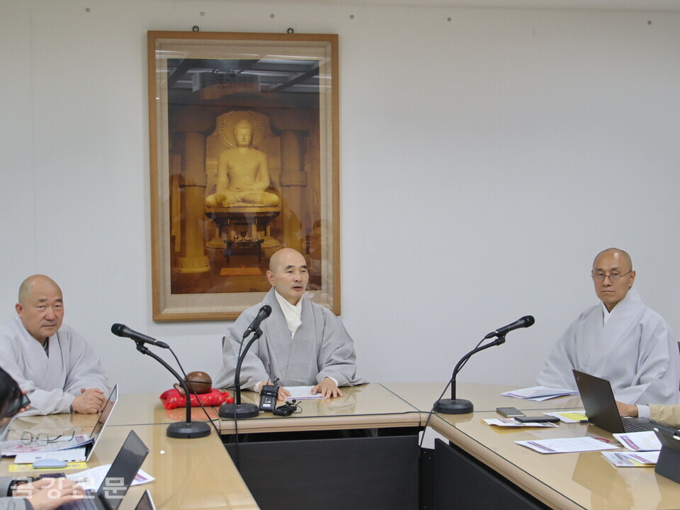 개원식을 앞두고 4월 26일 오전 10시 한국불교역사문화기념관 2층 회의실에서 개최한 간담회에서 아미타불교요양병원 대표이사 호산 스님이 병원 개원식에 대해 이야기 하고 있다.
