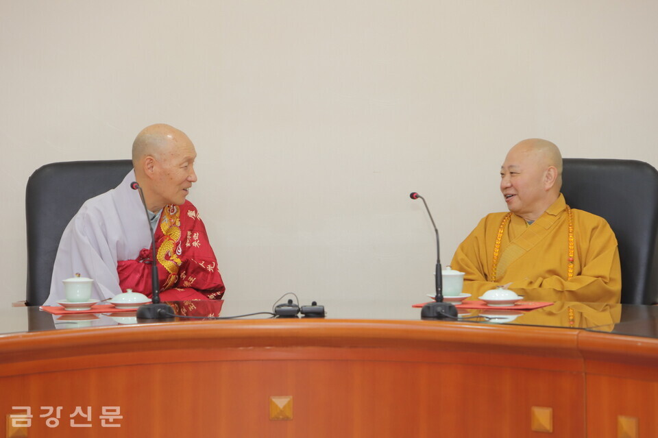 천태종 총무원장 덕수 스님(왼쪽)과 중국불교협회 부회장 밍셩 스님이 담소를 나누고 있다.