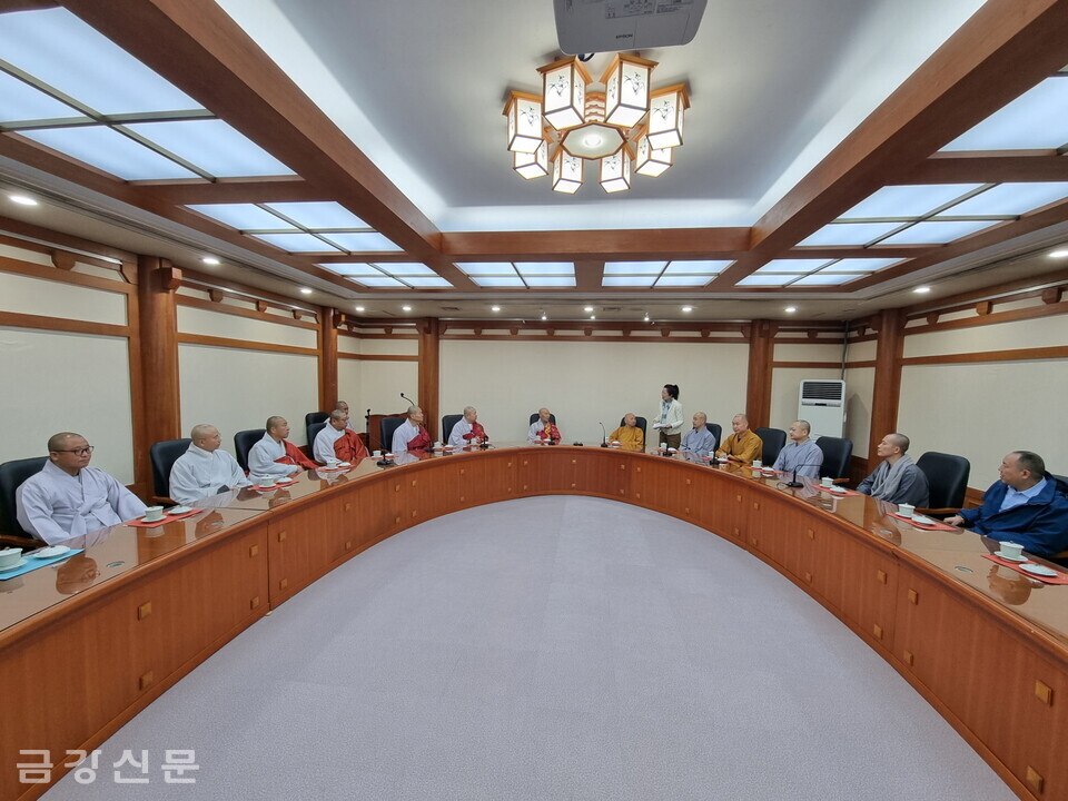 천태종 총무원장 덕수 스님은 서울 관문사에 참배 온 중국불교대표단을 3층 국제회의장에서 만나 환담했다.