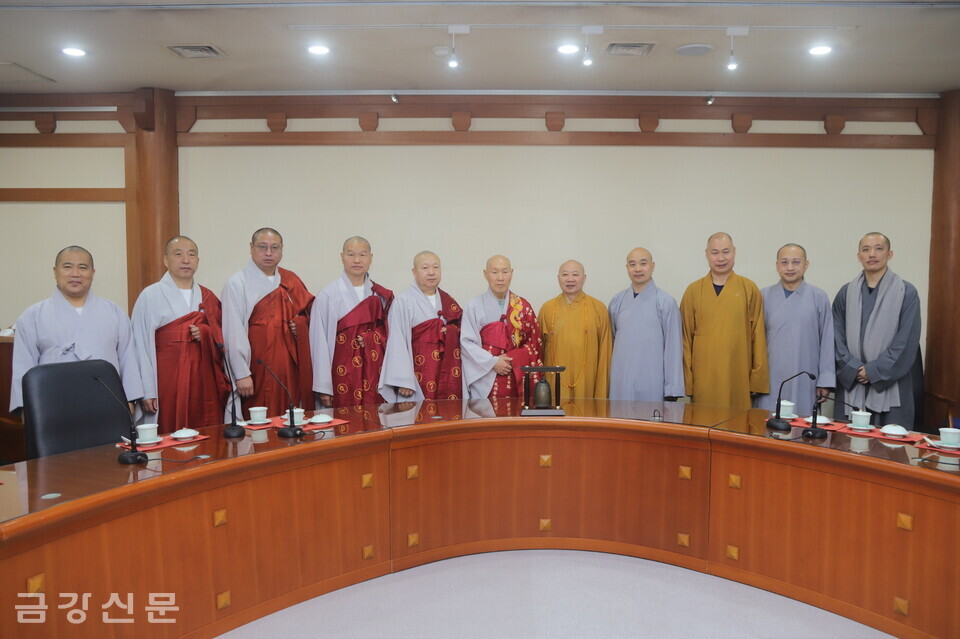 한국 천태종 스님과 중국불교 스님들이 환담 후 기념촬영을 하고 있다.