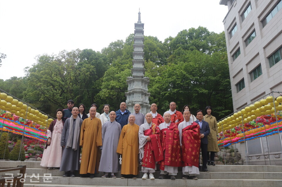 한국 천태종 스님과 불자, 중국불교대표단이 관문사 법화대보탑 앞에서 기념촬영을 하고 있다.