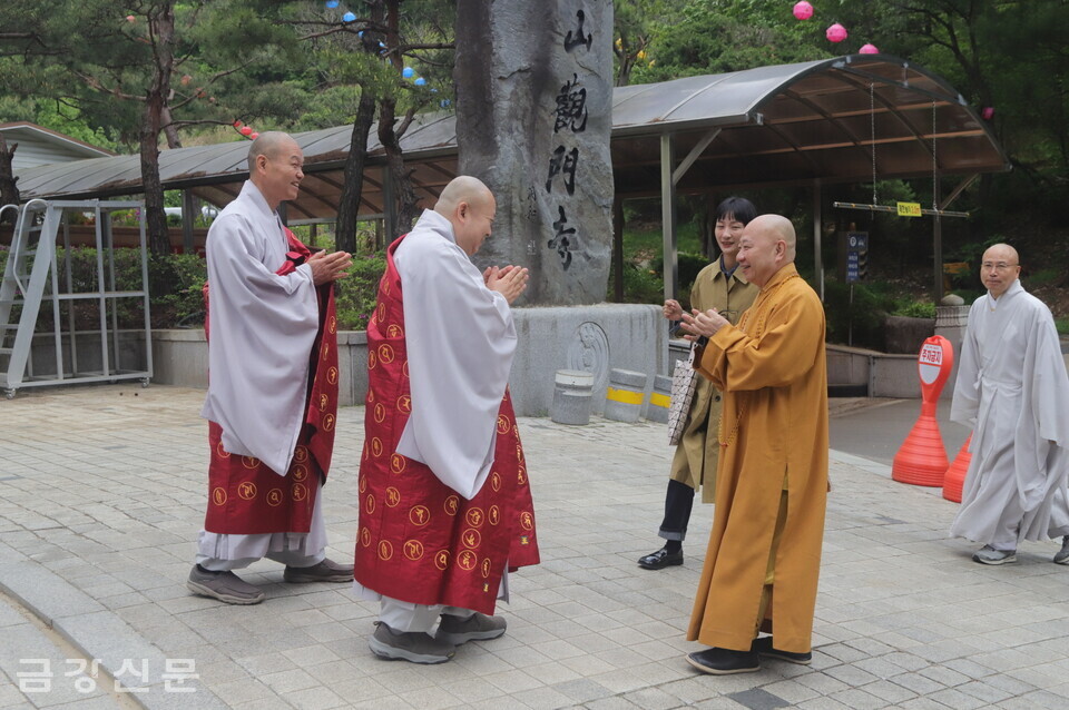 천태종총무부장 갈수 스님과 사회부장 개문 스님이 관문사를 방문한 중국불교대표단을 맞이하고 있다.