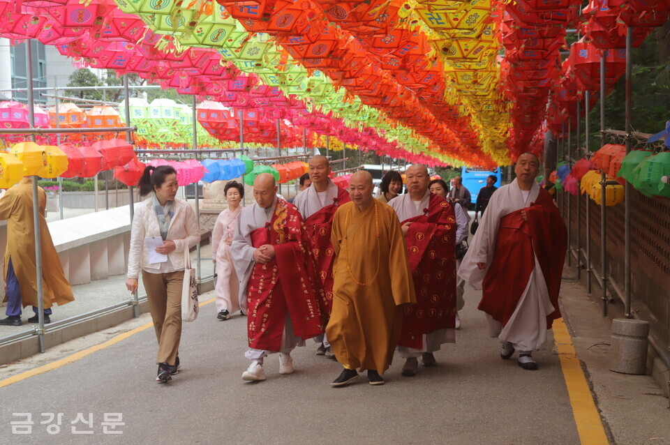 한국 천태종·중국불교협회 스님과 불자들이 관문사 법화대보탑으로 걸어가고 있다.
